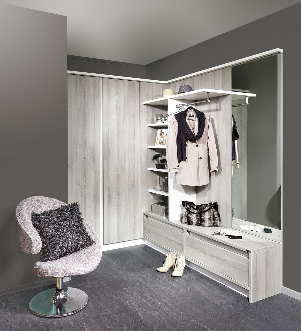 Vorzimmer mit Eckschrank