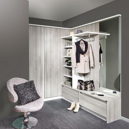 Vorzimmer mit Eckschrank