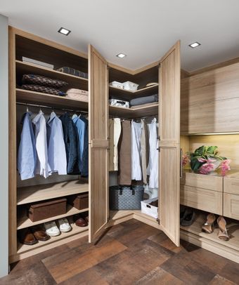 Eckschrank mit freier Inneneinteilung