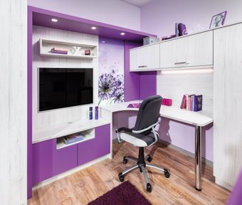 Arbeitsplatz mit TV-Paneel