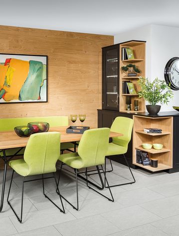 Sitzgruppe mit Anrichte