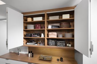 Hängeschrank mit Falttüren