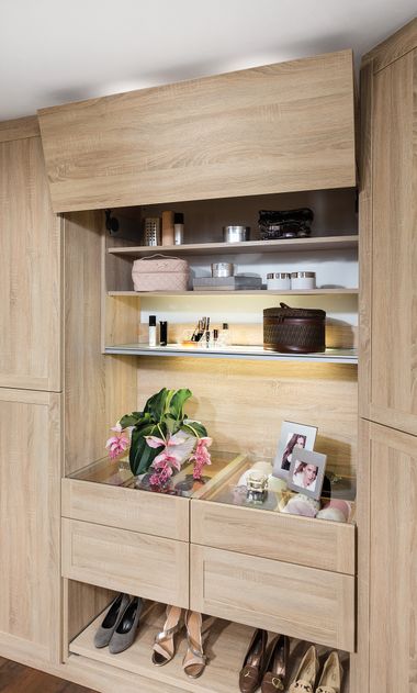 Hochschrank mit Leuchtboden.
