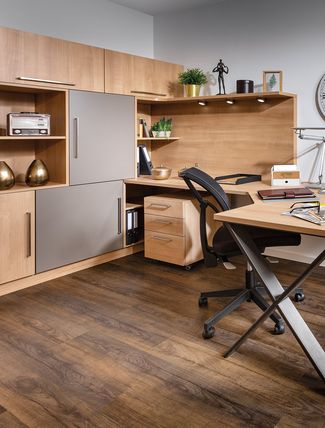 Büro mit Schreibtisch