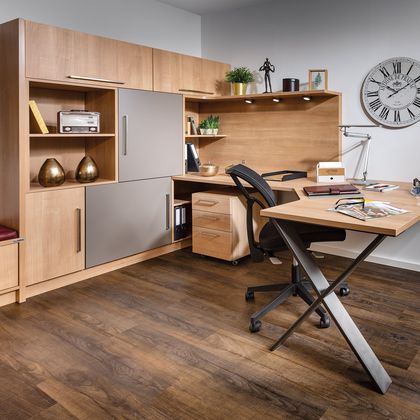 Büro mit Schreibtisch