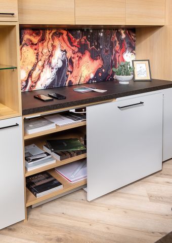 Büroschrank mit wegklappbaren Türen
