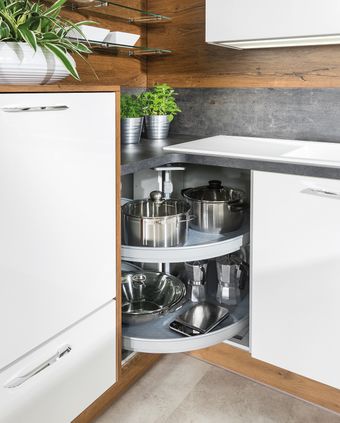 Eckschrank mit Drehkörben