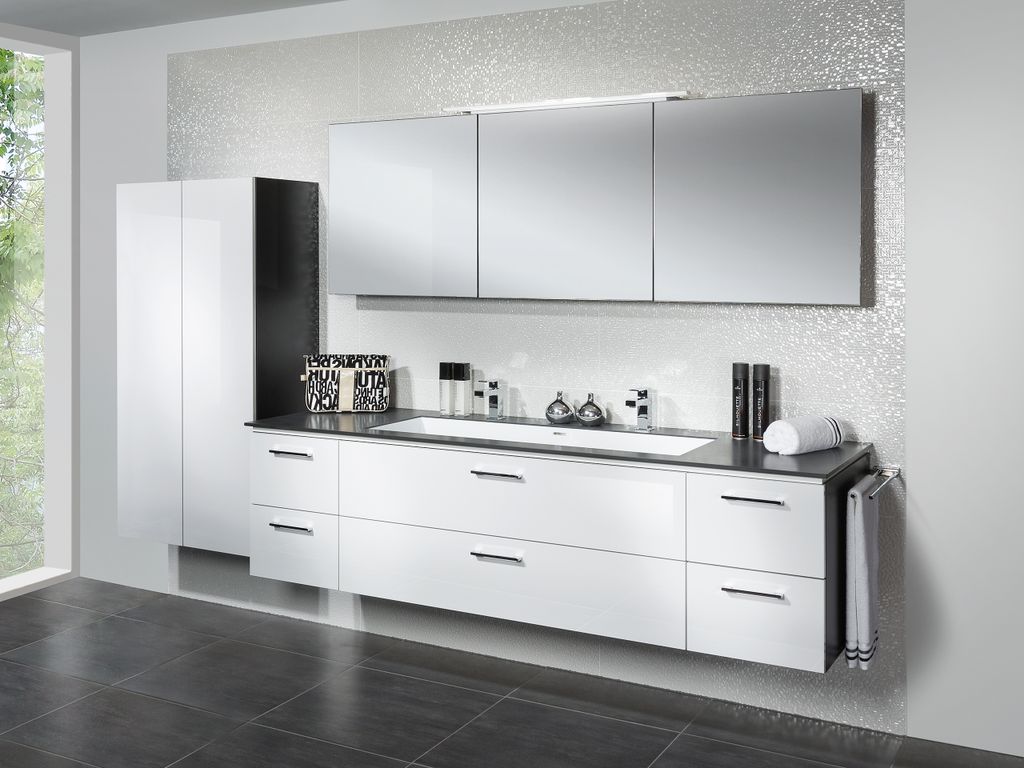 Badzeile mit großem Spiegelschrank