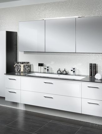 Badzeile mit großem Spiegelschrank