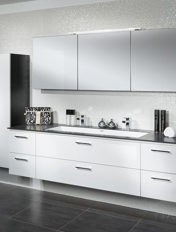 Badzeile mit großem Spiegelschrank