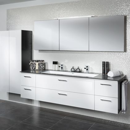Badzeile mit großem Spiegelschrank