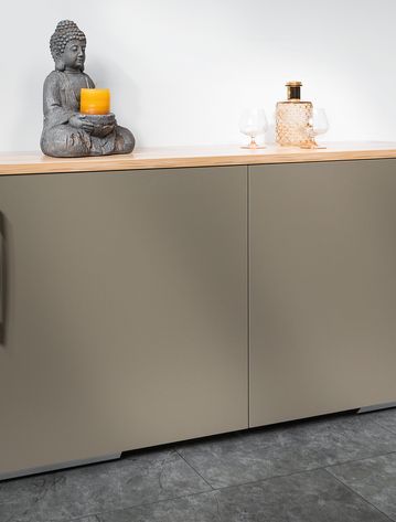 Anrichte mit Schiebetüren