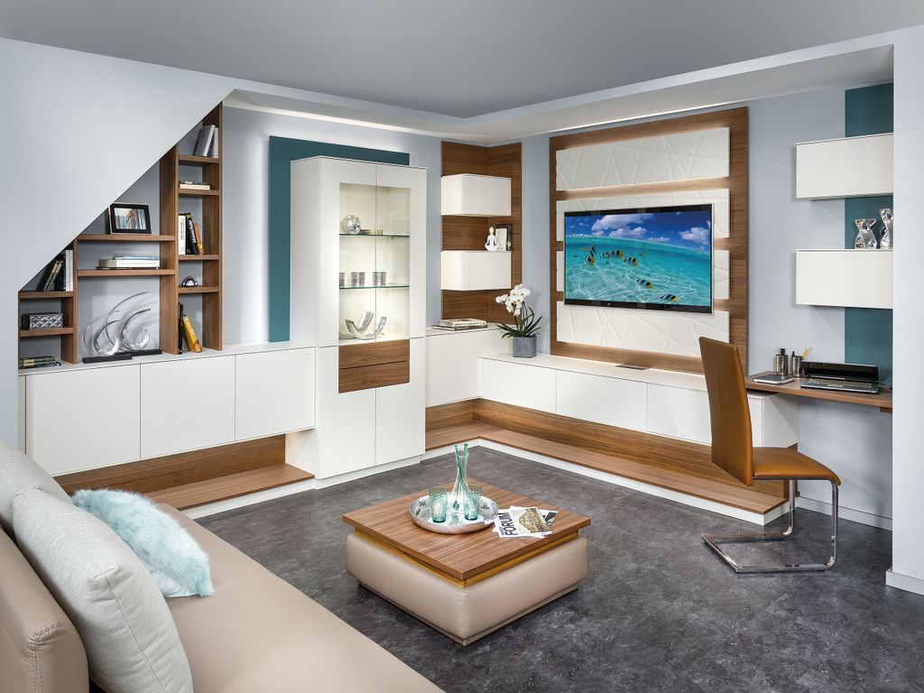 Dachausbau Wohnzimmer mit Vitrinenschrank