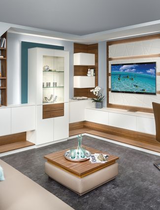 Dachausbau Wohnzimmer mit Vitrinenschrank