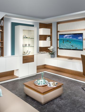 Dachausbau Wohnzimmer mit Vitrinenschrank