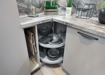 Karussell-Eckschrank