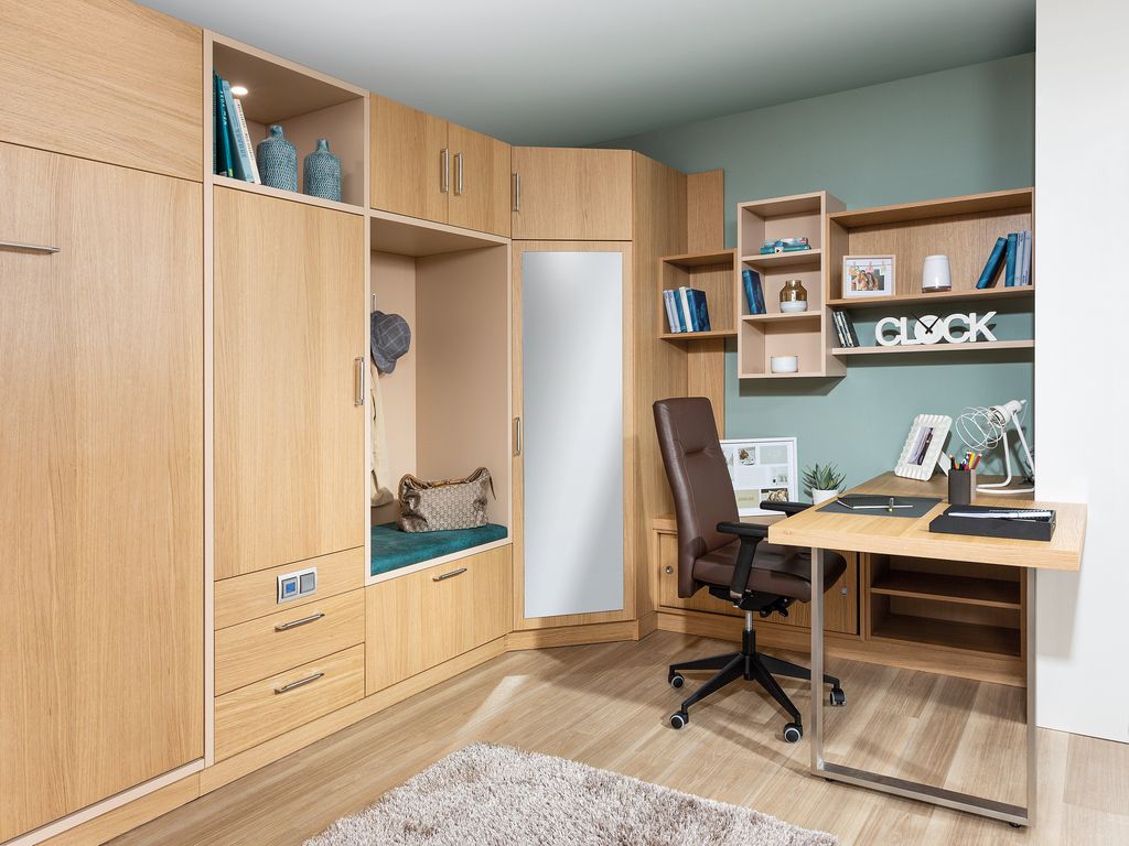Büro mit Schreibtisch
