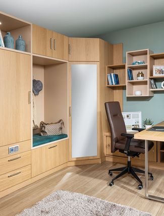 Büro mit Schreibtisch