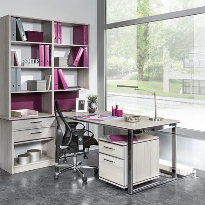 Arbeitsplatz mit Rollcontainer