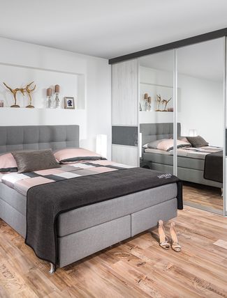 Schlafzimmer mit Indoor-Schrank