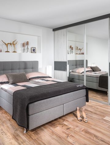 Schlafzimmer mit Indoor-Schrank