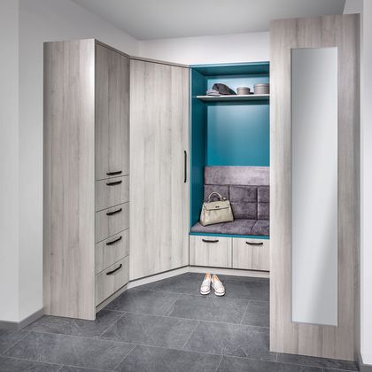 Vorzimmer mit Eckschrank