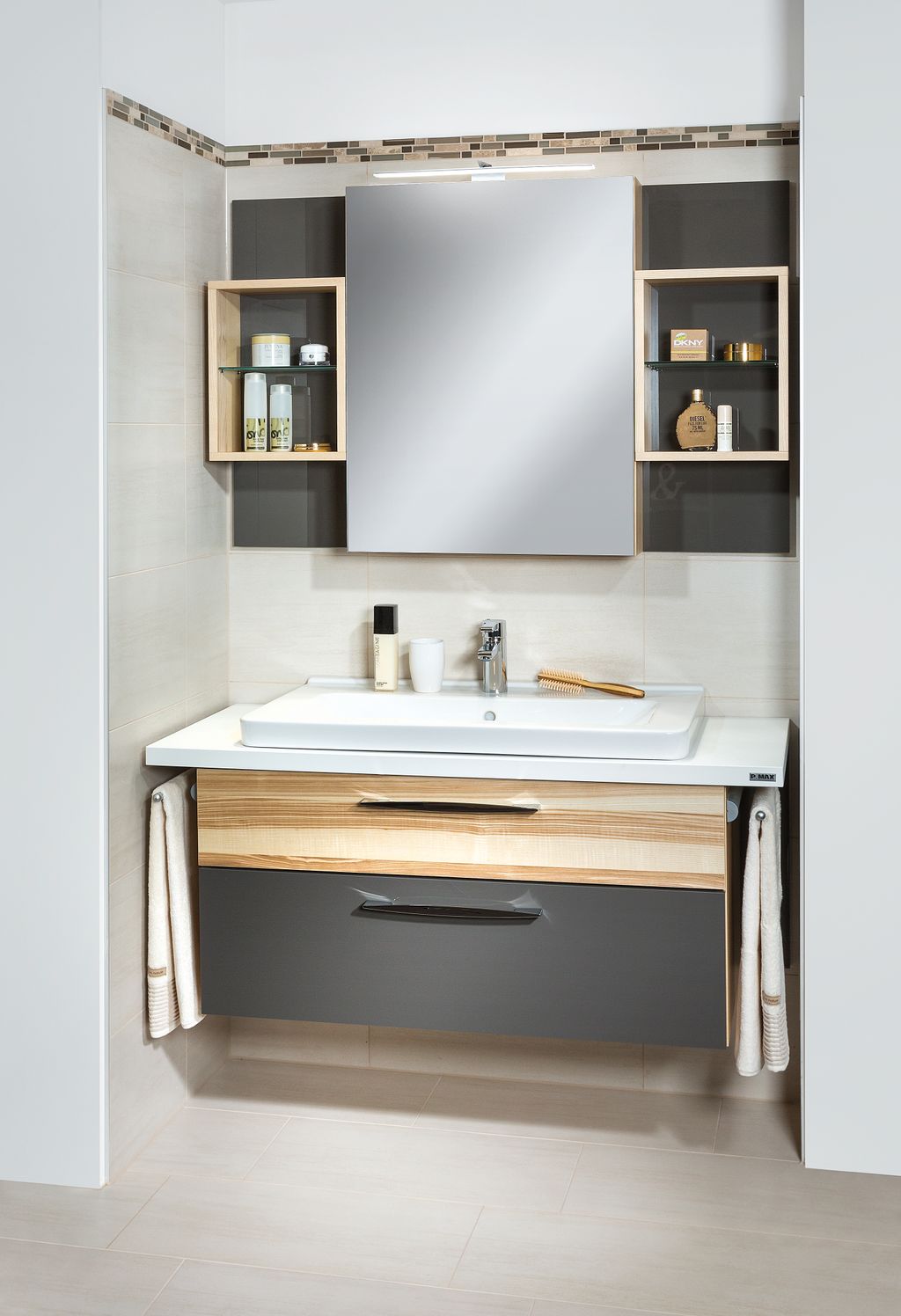 Bad mit Spiegelschrank