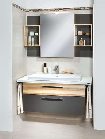Bad mit Spiegelschrank