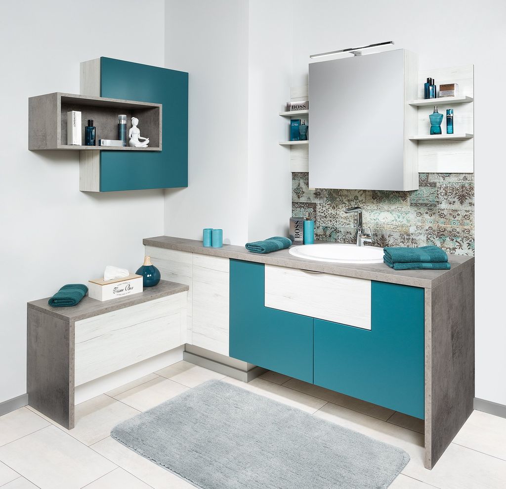 Eckbad mit Spiegelschrank