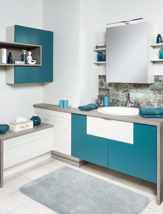 Eckbad mit Spiegelschrank