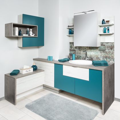 Eckbad mit Spiegelschrank