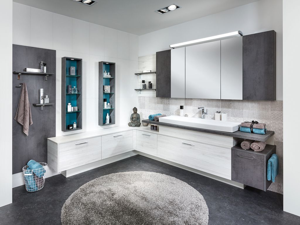 Eckbad mit Spiegelschrank