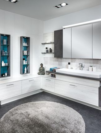 Eckbad mit Spiegelschrank