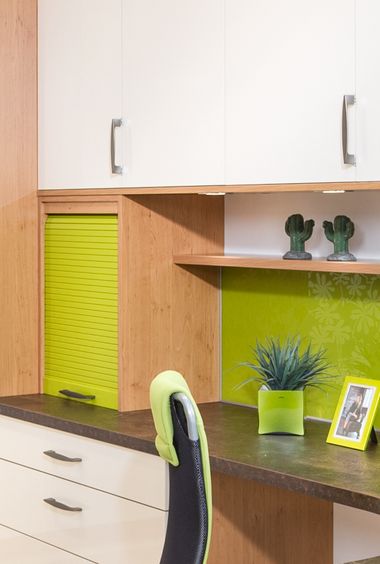 lackierter Rolloschrank.
