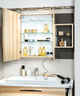 Spiegelschrank mit Energiebox