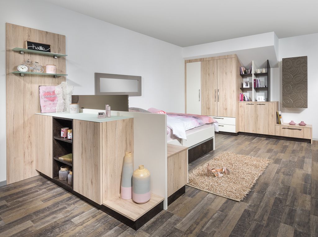 Schlafzimmer mit Dachschrägen-Schrank