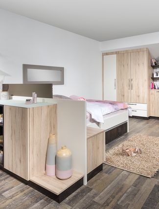 Schlafzimmer mit Dachschrägen-Schrank