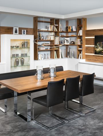 Dachschrägen-Wohnwand mit TV-Paneel und Vitrine