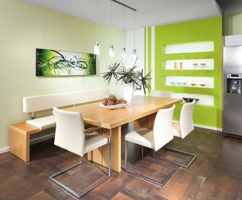 Esstisch mit Sitzbank und Freischwinger Sessel