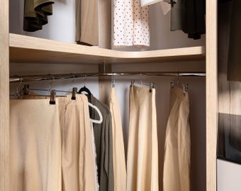 Kleiderstange für Eckschrank mit Hosenbügeln