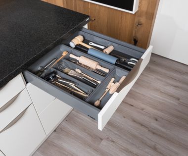 Vollauszug mit verschiedenen Besteckeinsätzen.