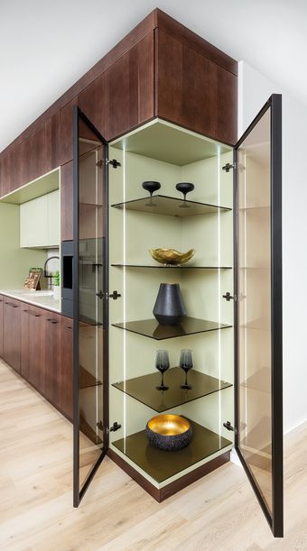 Geschirrschrank mit Glastüren