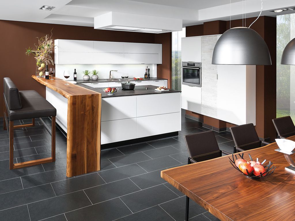 Design U-Form Küchenlösung mit Bar und Hochbank sowie angrenzendem Essplatz