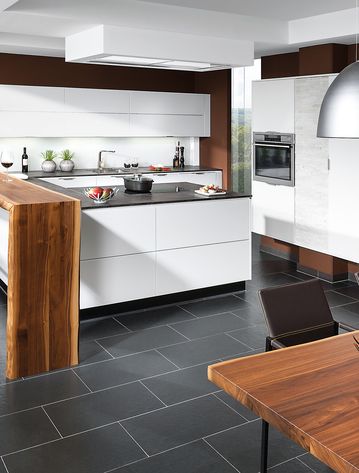 Design U-Form Küchenlösung mit Bar und Hochbank sowie angrenzendem Essplatz