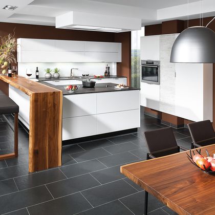 Design U-Form Küchenlösung mit Bar und Hochbank sowie angrenzendem Essplatz