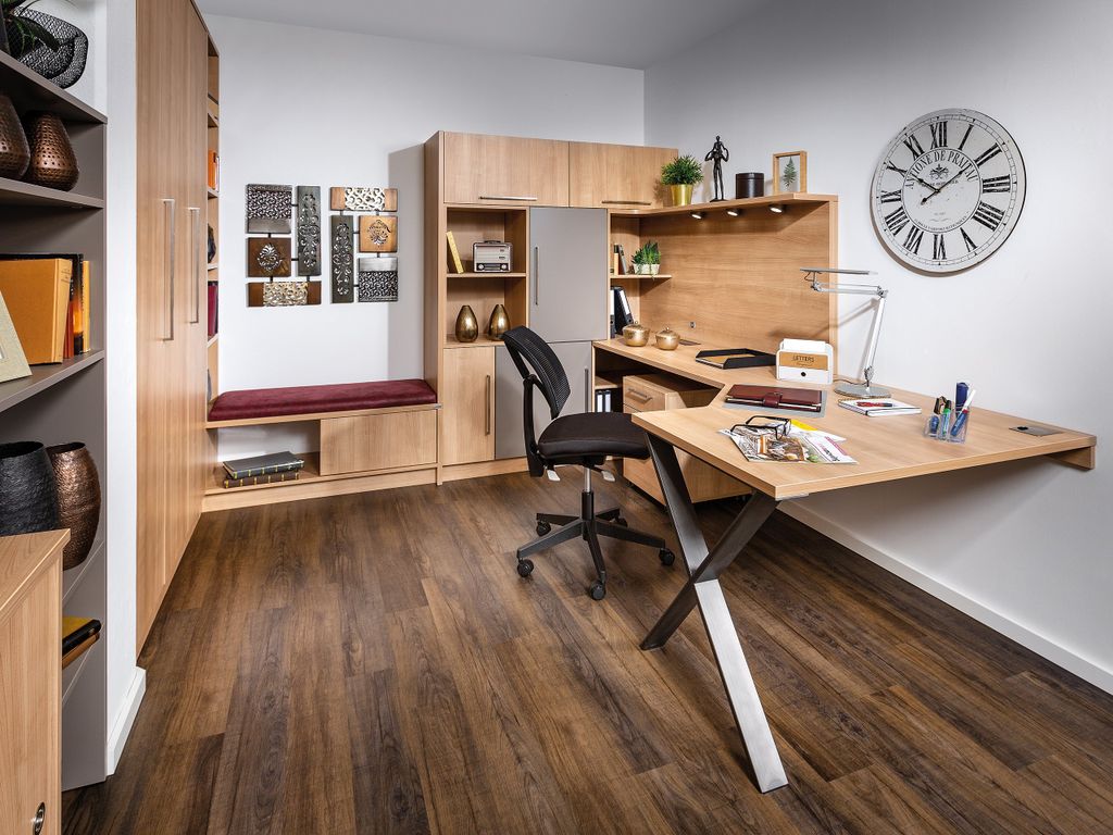 Wohnzimmer mit Schreibtisch