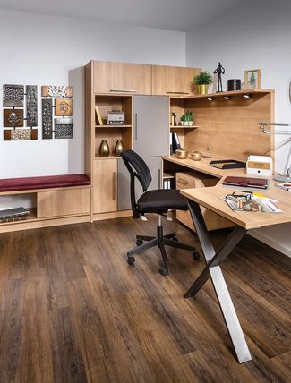 Wohnzimmer mit Schreibtisch