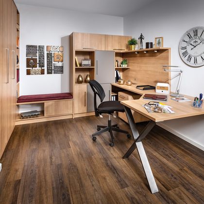 Wohnzimmer mit Schreibtisch