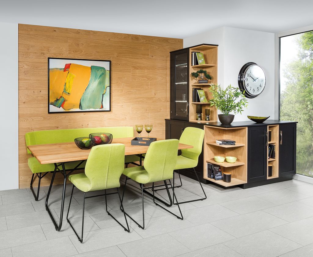 Sitzgruppe mit Anrichte