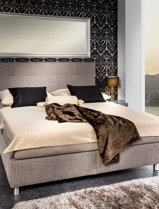 Schlafzimmer mit Boxspringbett